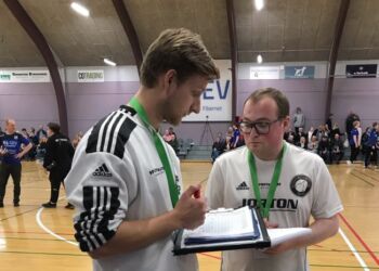 Cheftræner Benjamin Rømer (til venstre) og assistenttræner Søren Møller under sidste lørdags match i Grindsted. Foto: Erik Torp.