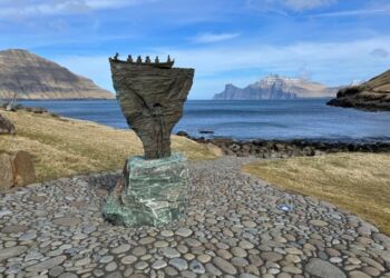 Skulptur til illustration af sagnet om Marmennil og Anfinnur i Elduvík på Færøerne. Foto: Niels Skipper.