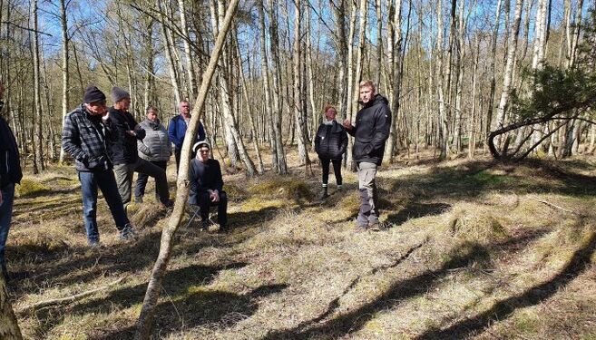 Simon Kyhn-Nielsen fortæller om saltsyderiernes historie i skoven ved Bangsbo.