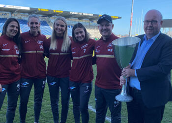DBU-formand Jesper Møller kunne mandag vise pokalen, der skal kæmpes om den 13. maj på Nord Energi Arena. Fortuna-spillerne fra venstre Janelle Cordia, Camilla Kur, Sofie Lundgaard, Indiah-Paige Riley og cheftræner Brian Sørensen fik et glimt af den eftertragtede pokal, som Jesper Møller tog med sig til København. Nu skal der kæmpes for at pokalen kan blive i Hjørring et års tid. To gange tidligere har Fortuna vundet pokalturneringen.