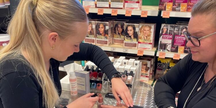Victoria øver manicure på Sabrina før besøget af K Weis hos Matas. Foto: Arkiv.