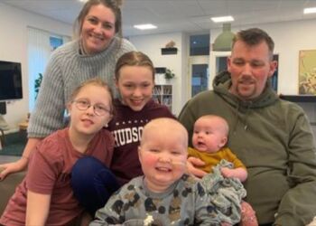Når 3-årige Johan er i behandling for leukæmi, er familien ofte splittet. På lørdag skal de sammen til Klovneløb. En positiv forstyrrelse fra hospitalssengen. Foto: Danske Hospitalsklovne.