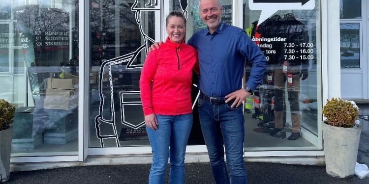 Til højre ses Viggo Krath, CEO af Jysk Firmatøj og til venstre Jeanett Beatrice Bodin, nyansat teamchef og HR-ansvarlig.