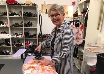 Kirsten hos Røde Kors i Hirtshals. Foto: Arkiv.