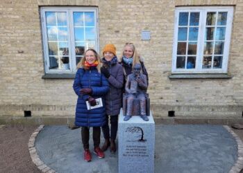 Forfatter Hanne-Vibeke Holst (i midten) var sammen med sine søstre med til afsløringen af skulpturen af Knud Holst.
Foto: Privatfoto.
