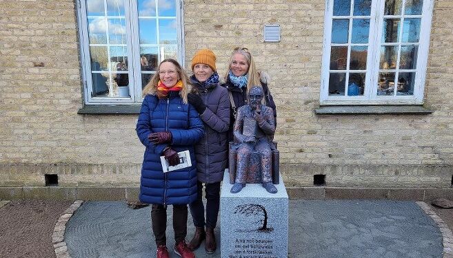 Forfatter Hanne-Vibeke Holst (i midten) var sammen med sine søstre med til afsløringen af skulpturen af Knud Holst.
Foto: Privatfoto.