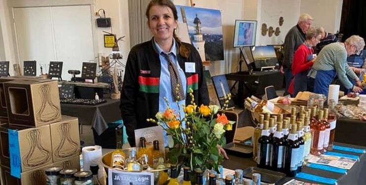 Pia Rønn Larsen på plads med et udvalg af varer fra SPAR på Margrethevej i Hirtshals ved Kunsthåndværkermarkedet i 2022.