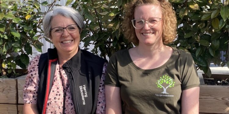 Lone og Katrine viser rundt i Hirtshals den 10. maj...