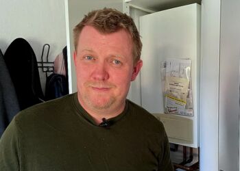 Morten Hylle håber, at han kan skifte sit gasfyr ud med fjernvarme i løbet af de kommende år. Foto: Bruno Stagsted / TV2 Nord.