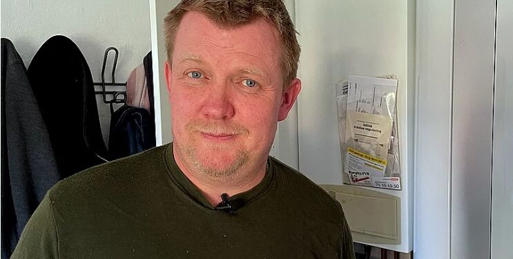 Morten Hylle håber, at han kan skifte sit gasfyr ud med fjernvarme i løbet af de kommende år. Foto: Bruno Stagsted / TV2 Nord.