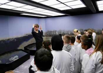 Lone Venderby i gang med undervisningen hos Skoletjenesten ved Vendsyssel Historiske Museum. Foto: Carl Hansen.