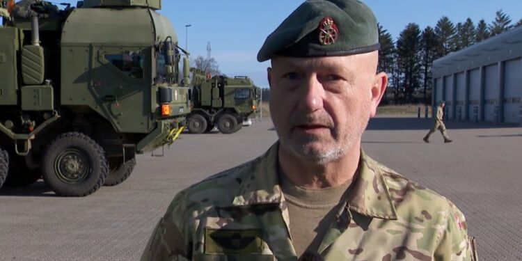 Søren Bo Larsen hos Trænregimentet ved Aalborg Kaserne, som sender op mod 200 soldater og materiel til Letland. Foto: TV2 Nord.