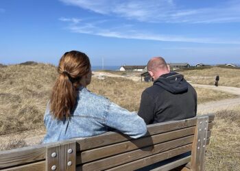 Kasper og Henriette Andreassen kigger ud over vandet, som kan ses fra deres sommerhus. Men når et nyt sommerhus står færdigt, kan det snart være forbi. Foto: Katja Schlaikier.