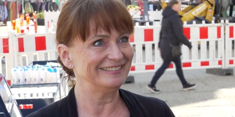 Der er gravemaskiner lige uden for Susanne Hjelm Gjelstrups Matas-butik i Hjørring. Men butikschefen holder humøret højt, for hun regner med, at slutresultatet bliver til gavn for handelslivet.
Foto: Christian French / TV2 Nord.