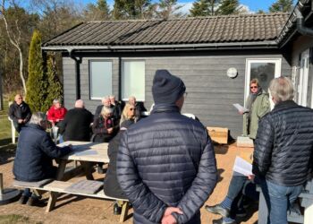 Formand Susanne Krohn Djurhuus fremlagde beretningen ved generalforsamlingen udenfor klubhuset på Halvejen. Foto: Niels Skipper.