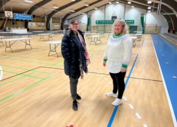 Marianne og Tanja har borde klar til de mange stadeholdere ved søndagens store Vesterhavs Basar. Foto: Niels Skipper.