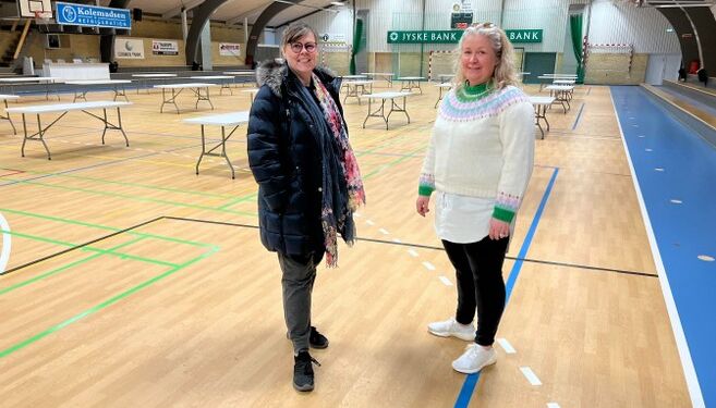 Marianne og Tanja har borde klar til de mange stadeholdere ved søndagens store Vesterhavs Basar. Foto: Niels Skipper.