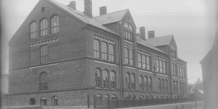 Den nyopførte vestre Skole, ca. 1893. Foto: VHM.