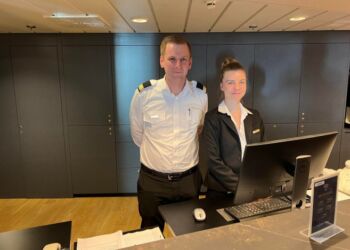 Sales & Service Manager Vincent Jensen ved siden af Anna Sofia i receptionen ombord på Norröna. Foto (arkiv): Niels Skipper.