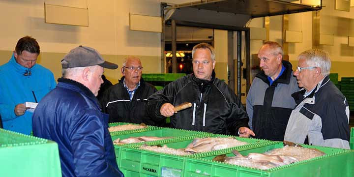 Karsten Brovn Pedersen som auktionsmester ved Hirtshals Fiskeauktion. Foto: Arkiv.