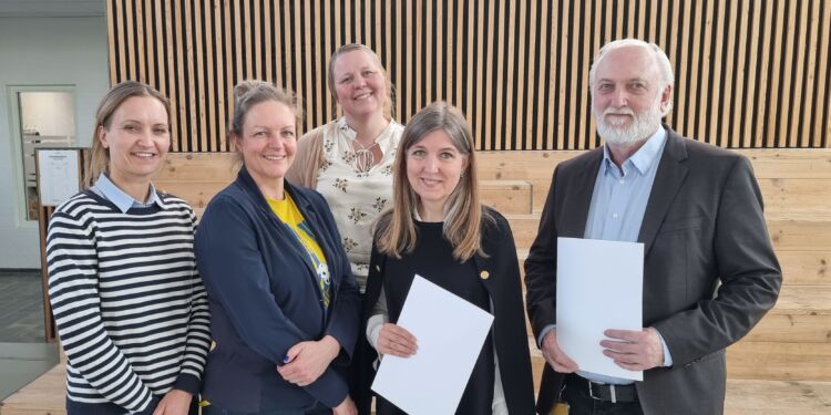 Ledere fra UCN og EUC Nord underskrev i dag en samarbejdsaftale. Fra venstre er det uddannelsesleder bioanalytikeruddannelsen Sofie Pristed, uddannelsesleder sygeplejerskeuddannelsen i Hjørring Sanne Holm, uddannelseschef htx Lene Faurholt, uddannelseschef UCN Sundhed Iben Bøgh Bahnsen og direktør EUC Nord Nel Jakobsen.