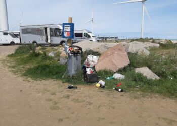 Affald på Hirtshals Havn ud mod Kjul. Foto: Arkiv.