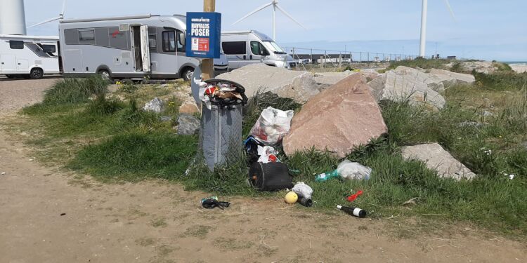 Affald på Hirtshals Havn ud mod Kjul. Foto: Arkiv.