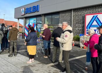 Der var på åbningsdagen i maj 2022 lang kø foran Aldi. Foto (arkiv): Oline Petersen.