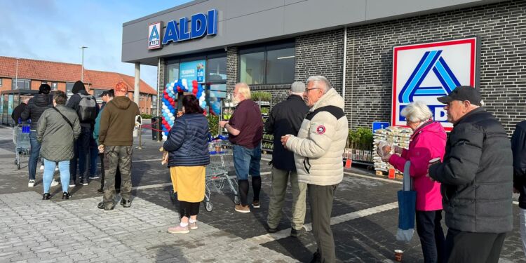 Der var på åbningsdagen i maj 2022 lang kø foran Aldi. Foto (arkiv): Oline Petersen.