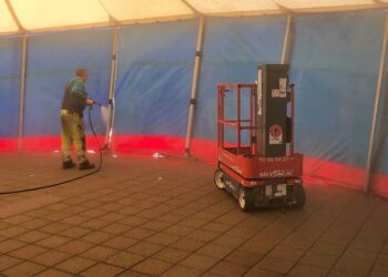 Bo Houtved Jensen fra BHJ Coating i gang med at spule teltet Skibet.