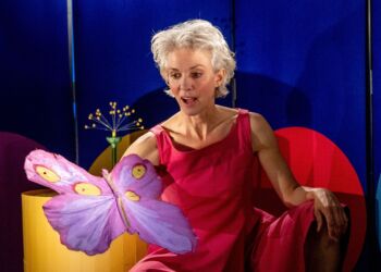 Sofie Pallesen er alene på scenen, når Teater Baglandet gæster Vendsyssel Teater med børneforestillingen ‘Cirkel’ i den kommende sæson. Foto: Ingrid Riis.