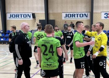 Tak for sæsonen. To af aftenens ESV-profiler, Thomas Steffensen og Marcus Raakjær, lægger an til en krammer efter kampen mod Mors/Thy.