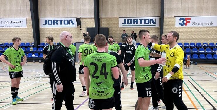 Tak for sæsonen. To af aftenens ESV-profiler, Thomas Steffensen og Marcus Raakjær, lægger an til en krammer efter kampen mod Mors/Thy.