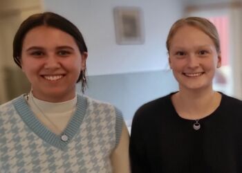 Caroline og Lea med hjemmeværnssoldater i baggrunden.