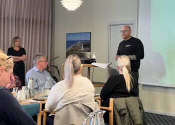 Henrik Risager fra Mediehuset Hirtshals ses her præsentere en hjemmeside hos Hirtshals Handel & Erhverv. Foto (arkiv): Niels Skipper.