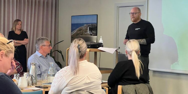 Henrik Risager fra Mediehuset Hirtshals ses her præsentere en hjemmeside hos Hirtshals Handel & Erhverv. Foto (arkiv): Niels Skipper.