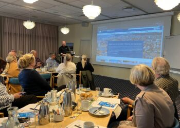 Henrik Risager i gang med præsentationen på Hotel Skaga. Foto: Niels Skipper.