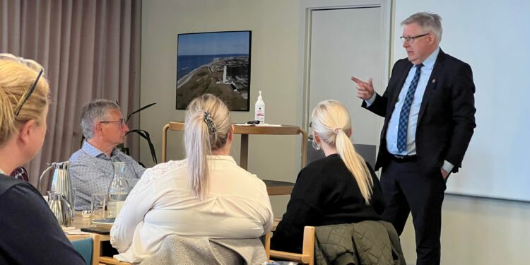 Borgmester Søren Smalbro til morgenmøde hos Hirtshals Handel & Erhverv. Foto: Niels Skipper.