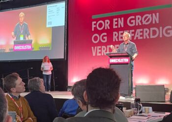 Peder Hvelplund fra Lønstrup på talerstolen under landsmødet hos Enhedslisten. Foto: Privat.