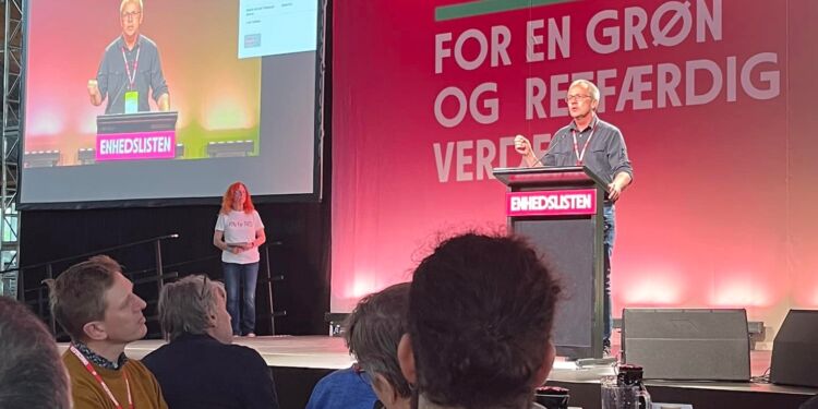 Peder Hvelplund fra Lønstrup på talerstolen under landsmødet hos Enhedslisten. Foto: Privat.