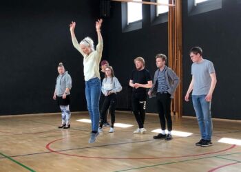 Koreograf Bente Hyttel har bogstavelig talt været i hopla under øvelserne til Hairspray. Foto: Hjørring Sommerspil.