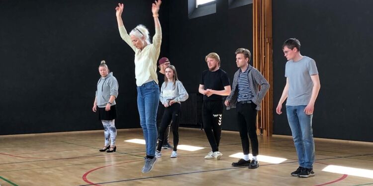 Koreograf Bente Hyttel har bogstavelig talt været i hopla under øvelserne til Hairspray. Foto: Hjørring Sommerspil.