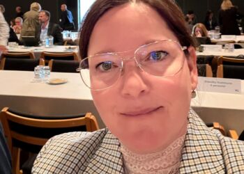 Travle Lone Olsen ses her til møde i KL. Foto: Privat.