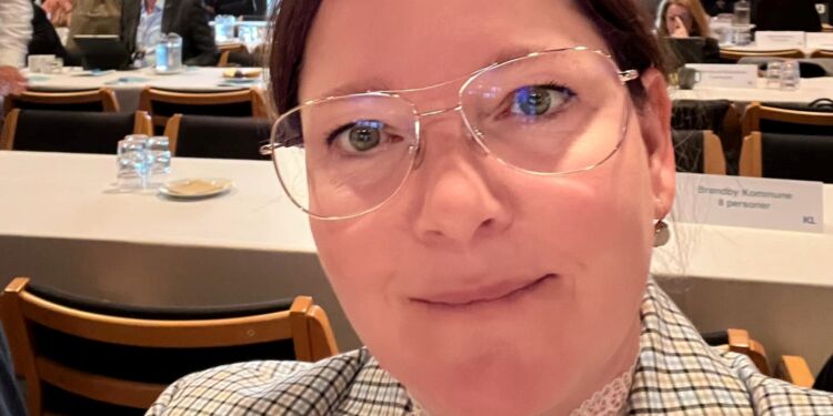 Travle Lone Olsen ses her til møde i KL. Foto: Privat.