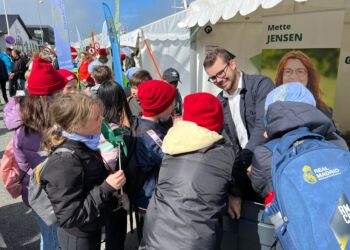 Det konservative byrådsmedlem Mathias Holger Nielsen delte slushice ud på Sydvestkajen under Naturmødet 2022. Foto (arkiv): Niels Skipper.