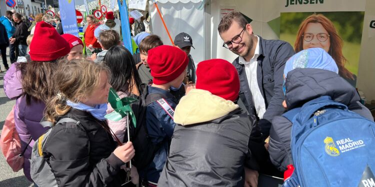 Det konservative byrådsmedlem Mathias Holger Nielsen delte slushice ud på Sydvestkajen under Naturmødet 2022. Foto (arkiv): Niels Skipper.