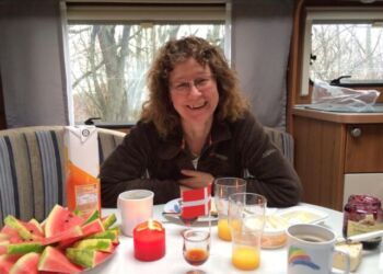 Lene Pedersen fra den private pasningsordning Guldsmeden besøger sammen med børnene ofte Lynggården i Hirtshals. Foto: (arkiv): Privat.