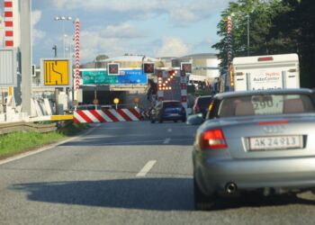 Tæt trafik på motorvejen ved Limfjorden. Foto (arkiv): Per Frank Paulsen.