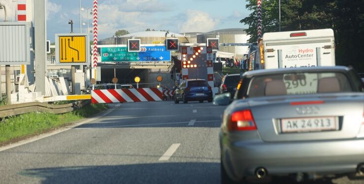 Tæt trafik på motorvejen ved Limfjorden. Foto (arkiv): Per Frank Paulsen.
