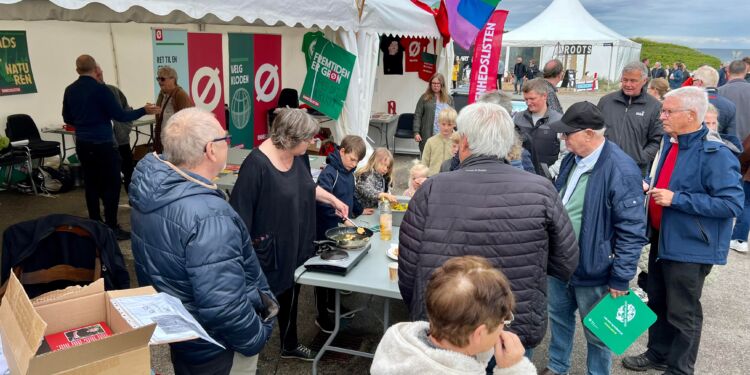 Louise Hvelplund tilbereder og serverer fandens mælkebøtter hos Enhedlisten. Foto: Niels Skipper.